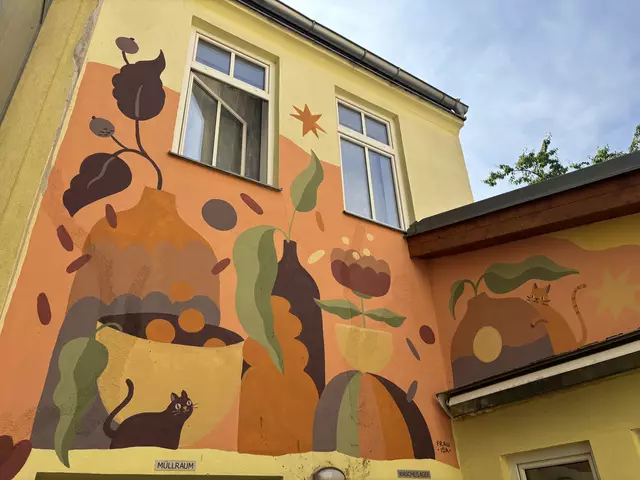 Die Künstlerin Frau Isa hat dem Innenhof des Obdachlosenheims Vinzirast-CortiHaus einen neuen Anstrich verpasst. | Foto: Michael Marbacher/MeinBezirk