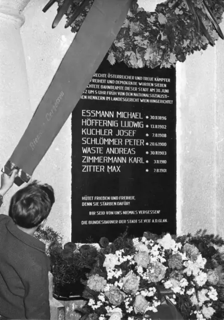 Das Denkmal an die sieben hingerichteten St. Veiter Eisenbahner befindet sich noch immer am St. Veiter Bahnhof. | Foto: Privat