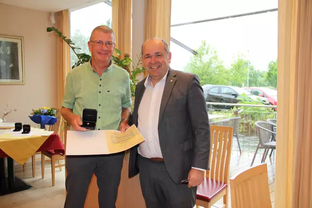 Herbert Kaun (li.) wurde für sein ehrenamtliches Engagement durch die Marktgemeinde Hörsching geehrt. | Foto: Marktgemeinde Hörsching