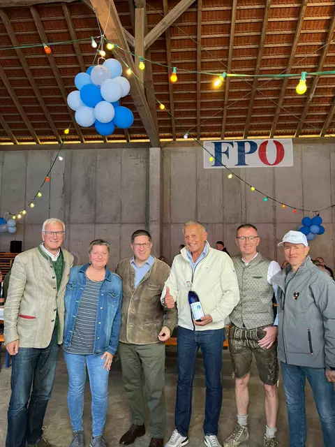 Vertreter der FPÖ Weilbach mit dem Welser Bürgermeister (3. v. l.) | Foto: FPÖ
