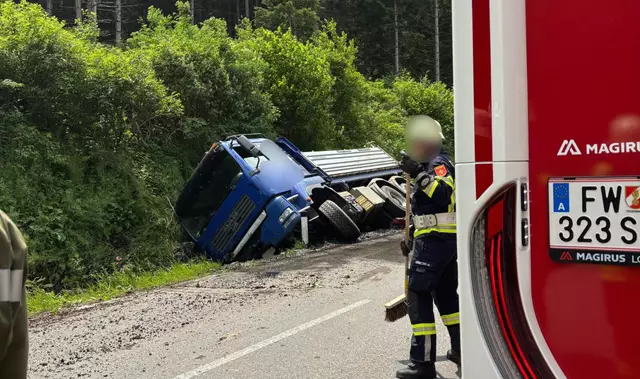 Ein Lkw stürzte auf der B107 in den Straßengraben. | Foto: Feuerwehr Mörtschach