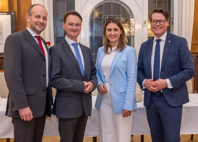 Bei der Angelobung in Hietzing, v.l.: Marcel Höckner (SPÖ), Thomas Gerstbach, Johanna Sperker (beide ÖVP) und Stadtrat Jürgen Czernohorszky (SPÖ). | Foto: BV13/S. Oblak