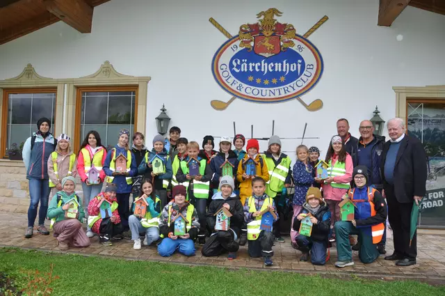 Mit Stolz präsentierten die Erpfendorfer Volksschulkinder und Lehrerin Maria Schuster (li.) ihre kunstvollen Vogelnistkästen Gerhard Pühringer, Paul Bachmann und GCC-Präsident Martin Unterrainer 