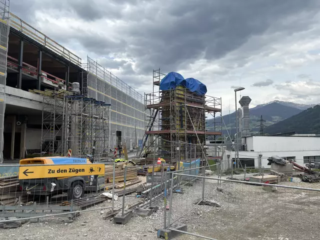 Der Weg zu den Zügen führt durch die Baustelle.  | Foto: Martina Obertimpfler 