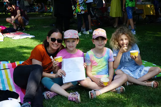 Stolz präsentieren die Schülerinnen und Schüler ihr Zeugnis und starten somit in die Sommerferien. | Foto: Alexander Paulus