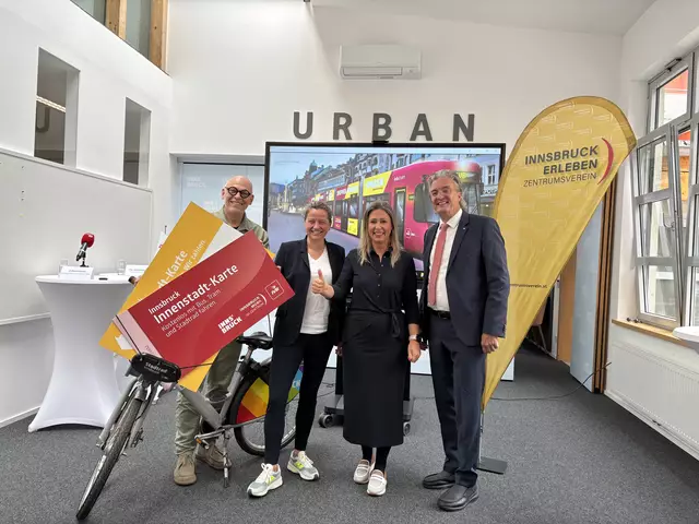 IVB, Stadt Innsbruck und der Zentrumsverein präsentieren die neue Innenstadt-Karte. Im Bild (v.l.): Martin Baltes, Geschäftsführer der IVB; Heike Kiesling, Innsbruck Marketing; Mariella Lutz, Stadträtin für Wirtschaft und Tourismus und Michael Perger, Obmann des Zentrumsverein Innsbruck. | Foto: Huber