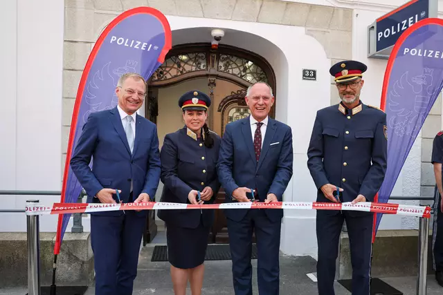 Von links: Landeshauptmann Thomas Stelzer (ÖVP), Kommandantin Doris Spitzer-Neumann, Innenminister Gerhard Karner (ÖVP) sowie Landespolizeidirektor Andreas Pilsl. | Foto: LPD OÖ/Michael Dietrich