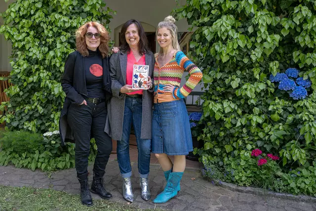 Eingespielt: Regisseurin Claudia Jüptner-Jonstorff, Autorin Martina Parker und Schauspielerin Hilde Dalik (v.l.).  | Foto: Stefanie Leo