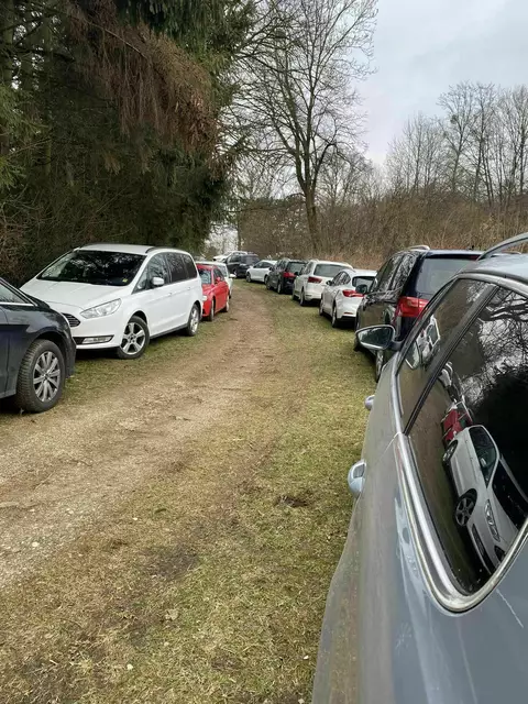 Die Parkplatzsituation auf Fußballplätzen ist nicht nur in Uderns ein Problem.  | Foto: Symbolbild/Archiv