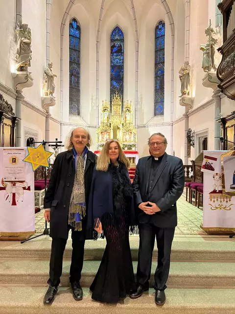 Konzertorganist Rainer König-Hollerwöger, Sängerin und Moderatorin Brigitte Kirchmaier, Probst Dechant Andreas Lango. | Foto: Bernhard Dangl