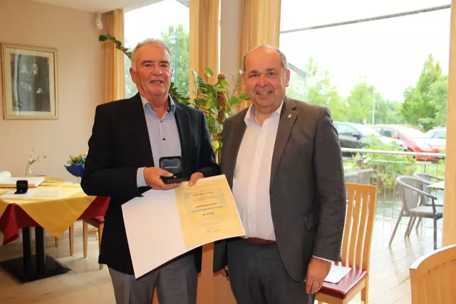 Mit dem goldenen Ehrenzeichen der Gemeinde Hörsching wurde das Engagement von Richard Lutz (li.) ausgezeichnet. | Foto: Marktgemeinde Hörsching