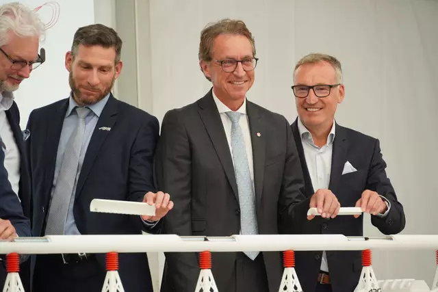 Die Verantwortlichen zeigten sich bei der offiziellen Inbetriebnahme der Salzburgleitung sehr glücklich. Die neue 380-kV-Leitung wird von manchen als "Jahrhundertereignis der Salzburger Infrastruktur" bezeichnet. | Foto: Nicole Hettegger