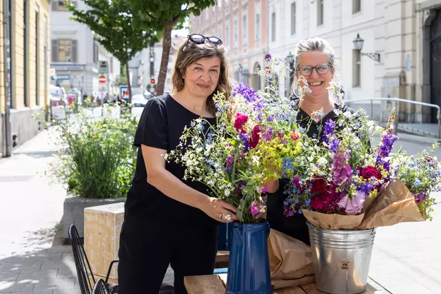Über ihre Liebe zu Blumen und die gemeinsame Nachbarschaft haben sich die Architektin und Stadtplanerin Sanela Pansinger (l.) und die Soziologin und Bio-Blumenbäuerin Margrit De Colle (r.) gefunden – nun beleben sie die Umgebung ihrer Unternehmen in der Hofgasse. | Foto: Konstantinov