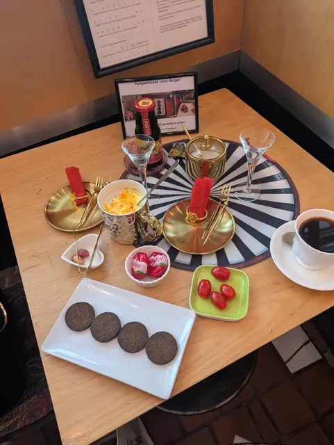 Kunst-Café in Hundertwasserhaus- Neuübernahme-Pumpernickel mini-Bürger für zwei, Tigermilch | Foto: Tatjana Christelbauer