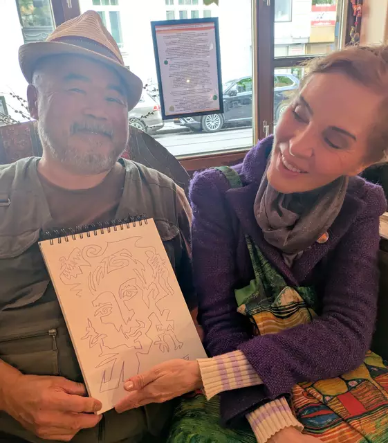 Kunst-Café in Hundertwasserhaus- Neuübernahme-with guest, sculptor Ken Hiratsuka who shared more than 20 terms for "rain" in japaneese | Foto: Tatjana Christlebauer