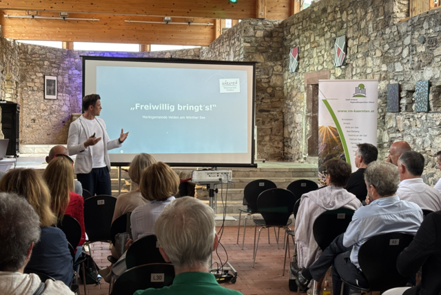 Hannes Markowitz erläuterte die Projekte, die in Velden gemeinsam mit der Stadt-Umland-Kooperation umgesetzt wurden. | Foto: MeinBezirk.at
