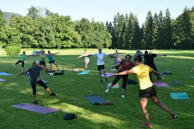 Das Projekt „Bewegt im Park“ bietet viele kostenlose Bewegungsangebote unter freiem Himmel.  | Foto: Schrofner