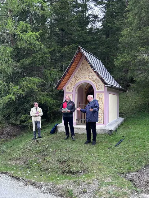 Pfarrer Fritz Kerschbaumer, Bgm. Daniel Stern und Herwig van Staa (v.l.) von der Landesgedächtnisstiftung bei der Einweihung der renovierten Rosenkranzkapellen. | Foto: privat