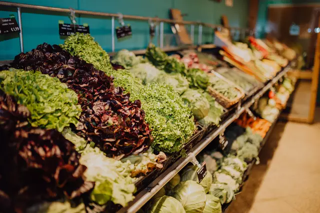 Von Salatkopf bis Karotten: Die Auslagen sind prall gefüllt.