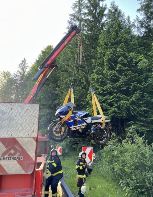 Motorradunfall im Weißenbachtal – ein Lenker kam mit seiner Maschine von der Fahrbahn ab. | Foto: FF Mitterweissenbach