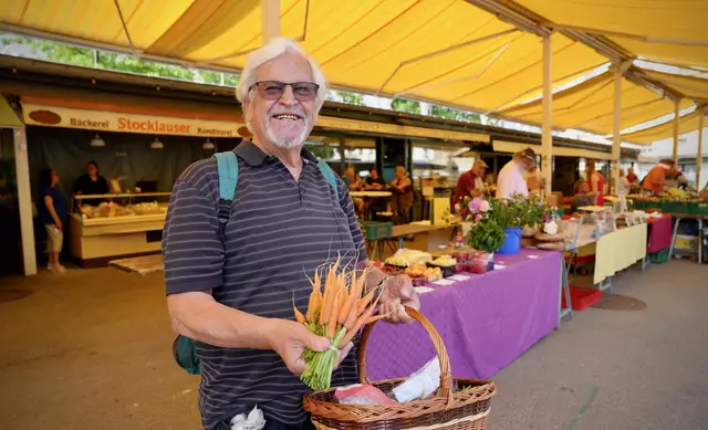 Für Walter Arnez aus Maria Saal ist der Marktbesuch am Donnerstag ein Pflichttag: Frische Karotten, Fleisch und Gemüse – sein Körberl ist voll mit Schmankerln aus der Region. | Foto: MeinBezirk.at