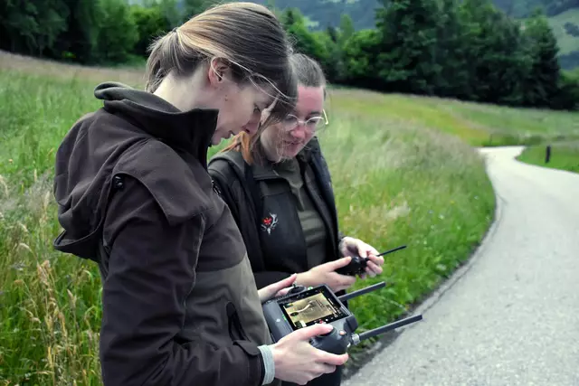 Vor der Mahd fliegen Drohnen mit Wärmebildkameras die Felder systematisch ab, um Rehkitze aufzuspüren. | Foto:  Land Tirol/Jansenberger