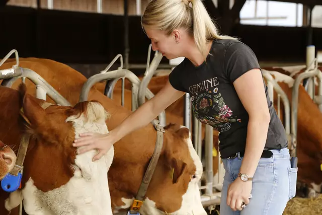 Am Winkelhof in Dobl-Zwaring beginnt die Eisherstellung direkt bei der Milchkuh: Aus frischer Hofmilch entstehen auf dem steirischen Bauernhof regionale Eisspezialitäten. | Foto: Gudrun Lamm