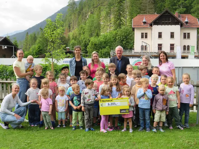 Bürgermeister Günther Novak übergab den Spendenscheck. | Foto: Gemeinde Mallnitz
