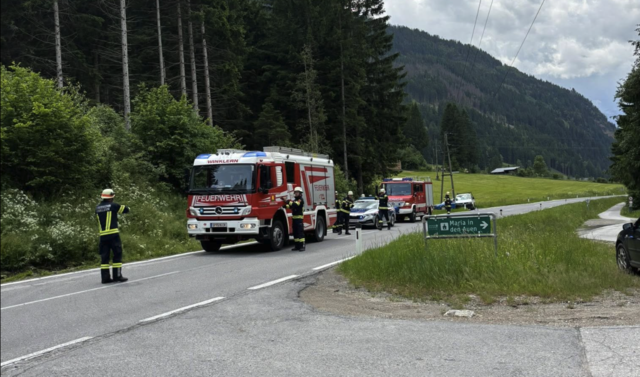 Die im Einsatz stehenden Feuerwehren, reinigten die Straßen und regelten den Verkehr/sperrten die Straße. | Foto: Feuerwehr Mörtschach