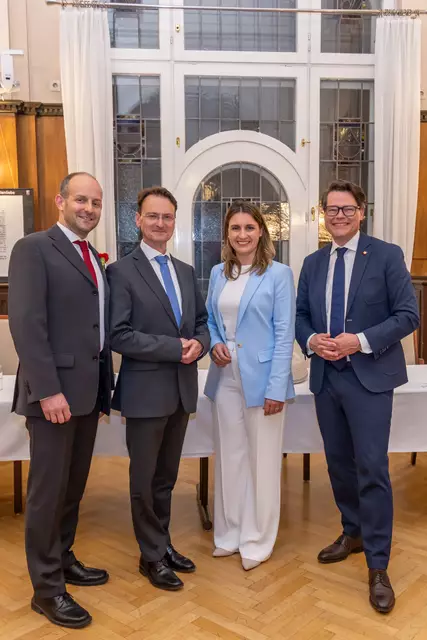 Bei der Angelobung, v.l.: Marcel Höckner (SPÖ), Thomas Gerstbach, Johanna Sperker (beide ÖVP) und Stadtrat Jürgen Czernohorszky (SPÖ). | Foto: BV13/S. Oblak