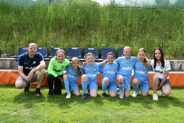 Der FC Stubai hat momentan die größte Damenabteilung Tirols. Im Bild die U11 mit Trainerin Aleyna Cevcek und dem sportlichen Leiter Dirk Kuhlewind. Nicht im Bild sind die Trainerinnen Julia Eller und Anika Huter | Foto: Kainz