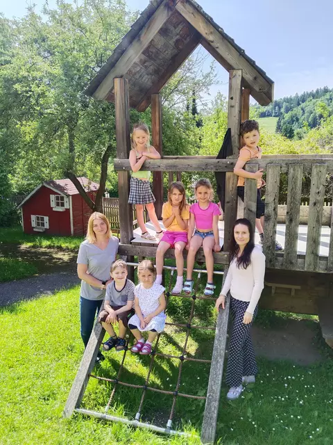Karla, Julian, Sophia, Florentina, Andreas und Christina, flankiert von Pia (links, Betreuerin) und Sonja (r., Leiterin des Kindergarten). | Foto: Gemeinde Prigglitz