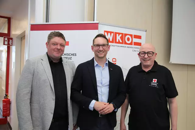 Rotes Kreuz Traun, Jürgen Kapeller Obmann WKO Linz-Land, Paul Reinthaler Bezirksgeschäftsleiter Rotes Kreuz Linz-Stadt/Land ©Werner Hellrigl | Foto: Werner Hellrigl