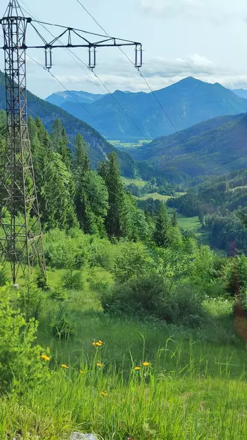 Die Straße führt in Serpentinen aus dem Tal herauf... | Foto: I.Wozonig