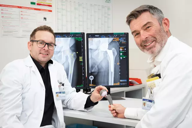 Primar Dr. Markus Reichkendler (r.) und OA Dr. Christoph Schwenninger sind wahre Spezialisten in Sachen Gelenks Prothetik. | Foto: BKH Schwaz