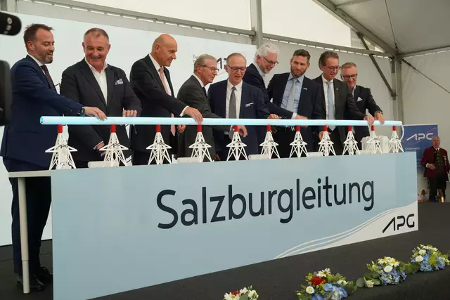 Die offizielle Inbetriebnahme im Festzelt erfolgte an einem etwas kleineren Modell als der 128 Kilometer langen Salzburgleitung. Dennoch war die Freude der Projektleitenden mindestens genauso groß wie bei der echten Inbetriebnahme, die gestaffelt innerhalb von vier Monaten heuer erfolgte. | Foto: Nicole Hettegger