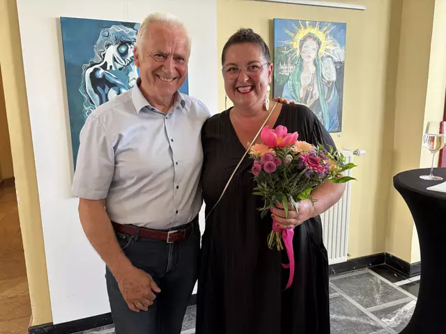Altbürgermeister Helmut Leitenberger mit Katarina Hvozdarova die ihm einst das Rathaus - in blau gemalen - geschenkt hat. | Foto: Brigitte Gady