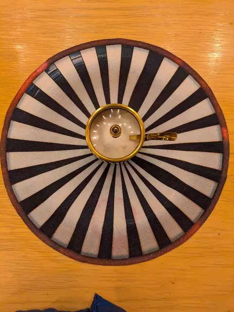 Kunst-Café in Hundertwasserhaus- Neuübernahme-gestreift und moosgrün | Foto: Tatjana Christlebauer