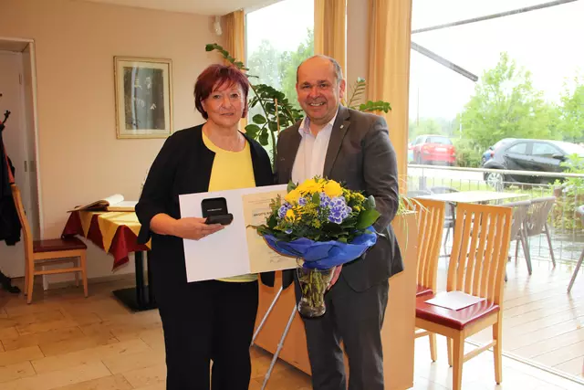 Hörschings Bürgermeister Klaus Wahlmüller überreichte Brigitte Rittenschober die Auszeichnung. | Foto: Marktgemeinde Hörsching