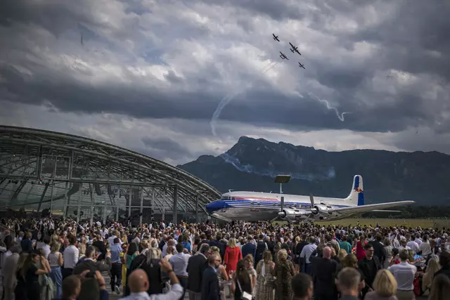 Mit einer eindrucksvollen Air Show zeigten The Flying Bulls historische Schmuckstücke ihrer Flotte – von der Lockheed P-38 Lightning über die Chance Vought F4U-4 Corsair bis hin zum Alpha Jet.  | Foto: Sebastian Marko