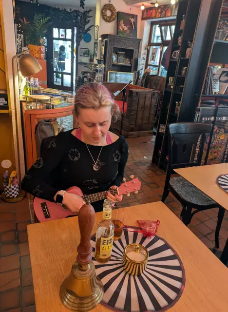 Kunst-Café in Hundertwasserhaus- Neuübernahme-Kia ora -Specual: ACD-agency for Cultural Diplomacy Botschafterin für dits4futures Platofrm Xenia Zailer spielt auf Ukulele "Tutira Main´ga Iwi" Song in Maori -Sprache | Foto: Tatjana Chriostelbauer