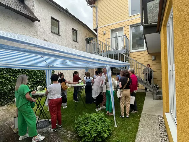 Ein Zelt im Hinterhof von Martinas Wohlfühlcenter schaffte Platz zum Reden. | Foto: MeinBezirk/Meßthaller