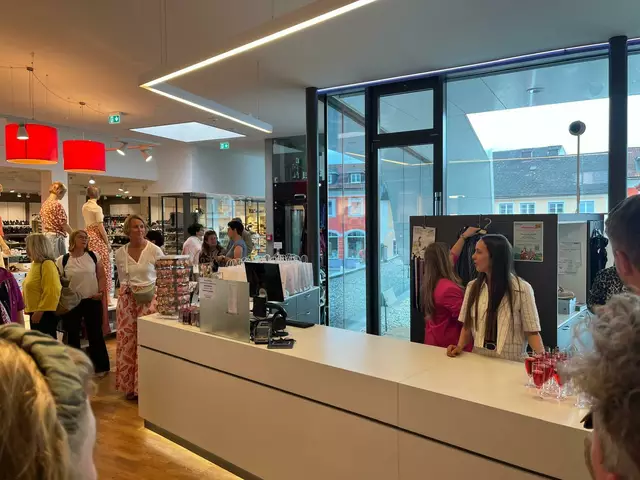 Sektempfang im Kaufhaus Haderer. | Foto: MeinBezirk/Meßthaller