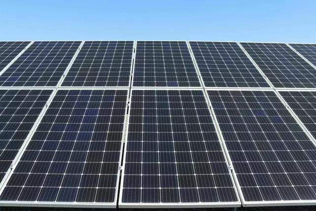 Mehr als 3.800 Förderanträge für neue PV-Anlagen mit einer Gesamtleistung von rund 33 Megawattpeak (MWp) seien eingereicht worden (Symbolbild) | Foto: MICHAEL WILSON/Unsplash