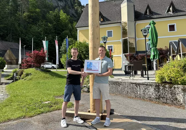Es ist geschafft: Christoph Schneeberger (MeinBezirk) gratulierte Wildalpens Bürgermeister Stefan Ganser (rechts) zum Gewinn der Maibaum-Challenge. Für den Sieger gibt es eine Urkunde und einen SPAR-Gutschein im Wert von 500 Euro.  | Foto: MeinBezirk