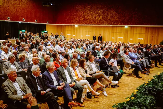 Zahlreiche Besucherinnen und Besucher sowie Ehrengäste aus Politik und Wirtschaft nahmen an der Generalversammlung im Live Congress Leoben teil. | Foto: Armin Russold