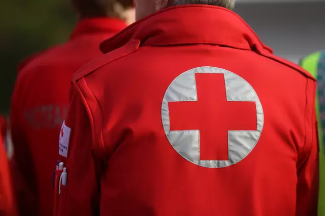 Der verletzte Mann wurde vor Ort erstversorgt und ins Krankenhaus gebracht. | Foto: stock.adobe.com/at/MoiraM / Symbolbild