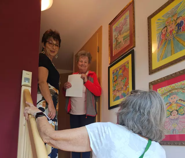 Maria Auer erklärt Besuchern ihre Bilder.  | Foto: Maria Auer 