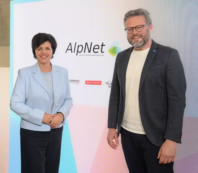 Karin Seiler, Präsidentin von AlpNet und Geschäftsführerin der Tirol Werbung, und Stefan Egenter, Geschäftsführer von Allgäu Tourismus, bei der gemeinsamen Präsentation des Alpenmanifests – dem neuen Bekenntnis von neun führenden Tourismusregionen zu mehr Nachhaltigkeit und Verantwortung im Alpentourismus. | Foto:  AlpenKlimaGipfel / OSS