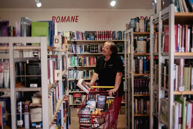 Zwischen Büchern fühlt sich die Würflacherin richtig wohl. | Foto: Santrucek